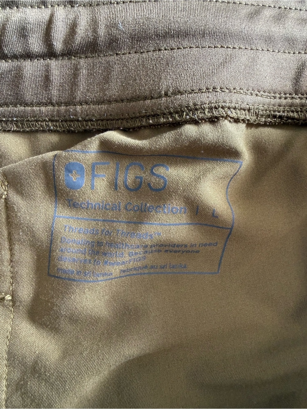 FIGS women’s Olive Green Scrub Set with Neon Drawstring - Picture 3 of 3